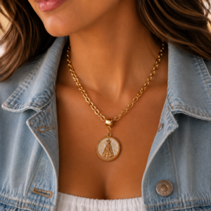 Colar Dourado Corrente Elo Portugues com Pingente de N.Sra. Aparecida com Fundo Perolado - Ref. 2068