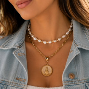 Mix de Colares com Chocker de Pérolas de Água Doce e Colar Dourado com N.Sra. Aparecida com Fundo Perolado